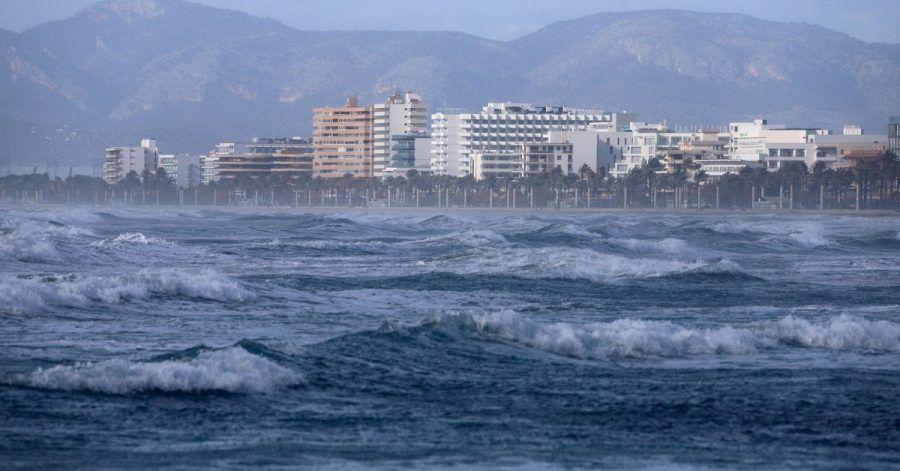 Starker Wellengang an einem Strand auf Mallorca. (Archivbild)