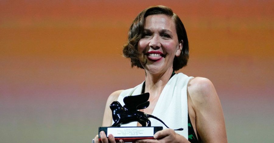 US-Schauspielerin Maggie Gyllenhaal wurde mit dem Preis für das beste Drehbuch für «The Lost Daughter» ausgezeichnet.