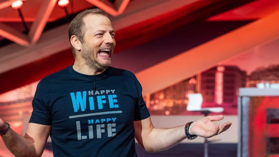 Mario Barth zeigt bei RTL neue Fälle von Steuerverschwendung auf. (cg/spot)