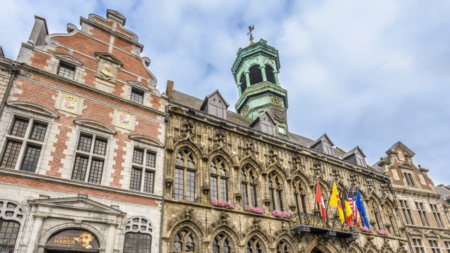 Das Rathaus von Mons (kms/spot)