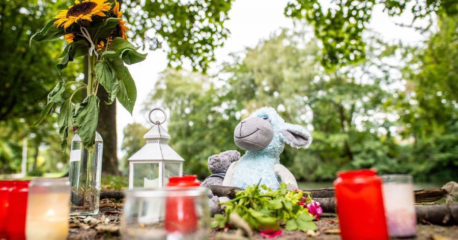 Zwei Stofftiere, Kerzen und Sonnenblumen sind an dem kleinen See in Hamm abgelegt worden.