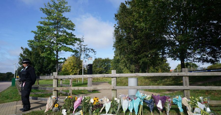 Blumensträuße im Cator Park in Südlondon in der Nähe des Tatorts, an dem die Leiche einer jungen Frau gefunden wurde.