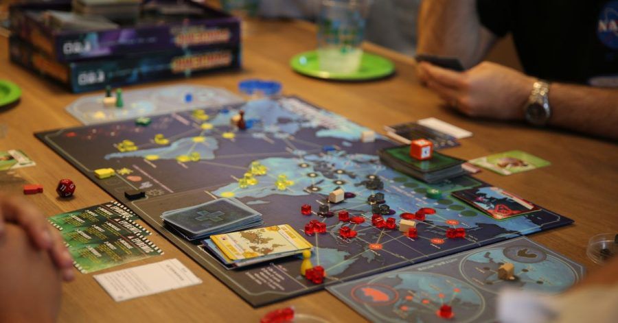 In «Pandemic» müssen auf einer Weltkarte vier Seuchen bekämpft und gleichzeitig vier Gegenmittel entwickelt werden. Dabei gilt es, die passenden Karten zu sammeln und geschickt zu tauschen.