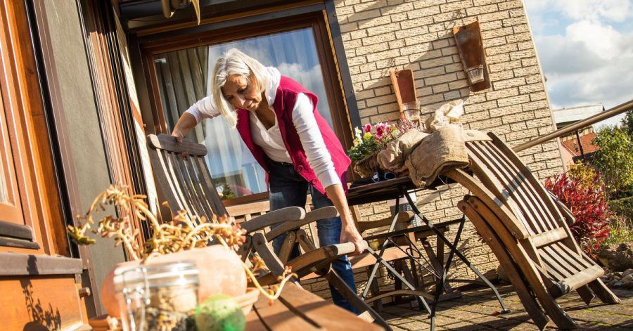Schon Windstärken um die 40 km/h reichen aus, um leichte Gartenmöbel oder Sonnensegel herumfliegen zu lassen, sagen Experten. Am besten vorher einsammeln und sicher im Haus oder Schuppen unterstellen.