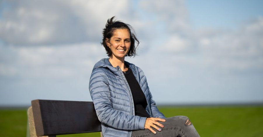 Die Initiatorin der Urlaubs-Spenden Sara Graf sitzt auf einer Bank. Eine Woche Urlaub an der Nordsee für Opfer der Flutkatastrophe - die Spendeninitiative aus dem Wangerland zieht immer weitere Kreise.