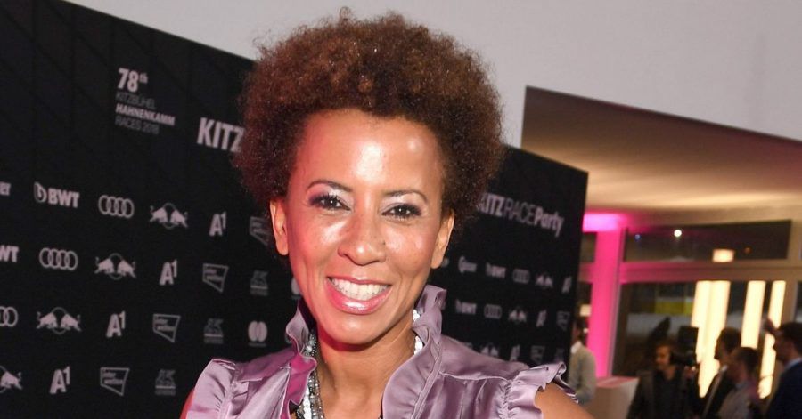 Die Moderatorin Arabella Kiesbauer stellt echte Kriminalfälle im Fernsehen vor.