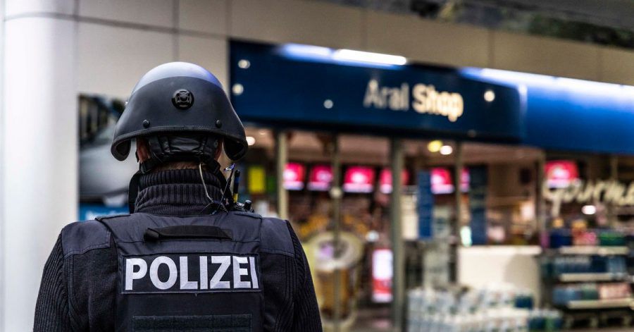 Ein Polizist sichert am frühen Morgen den Tatort.