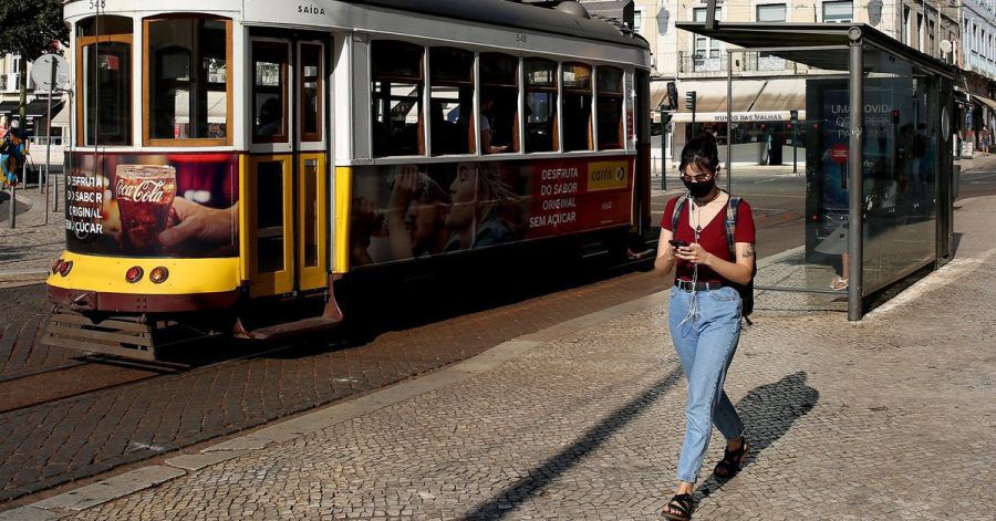 Portugal hebt die Maskenpflicht im Freien auf. Auf den Straßen der Hauptstadt Lissabon und anderer Städte tragen viele Menschen aber weiterhin Schutzmaske.