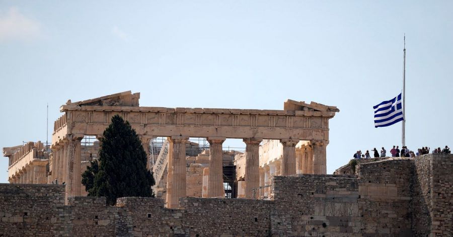 Die griechische Flagge weht nach dem Tod des griechischen Komponisten Mikis Theodorakis vor dem Parthenon-Tempel auf Halbmast.