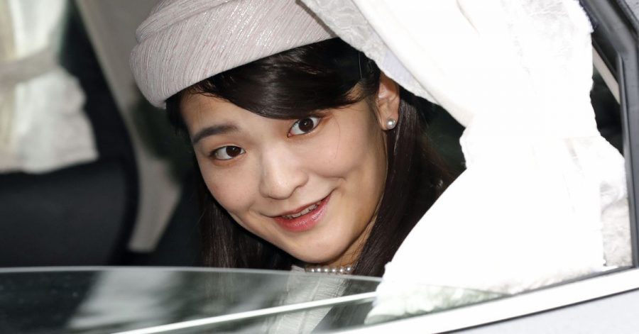 Die japanische Prinzessin Mako fährt in einem Auto am Kaiserpalast in Tokio vor.