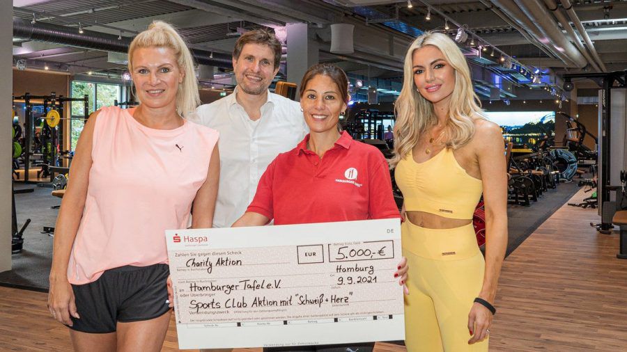 Magdalena Brzeska (l.), Rosanna Davison (r.) und Alexander Sosa übergaben eine 5.000-Euro-Spende an die Hamburger Tafel. (dr/spot)