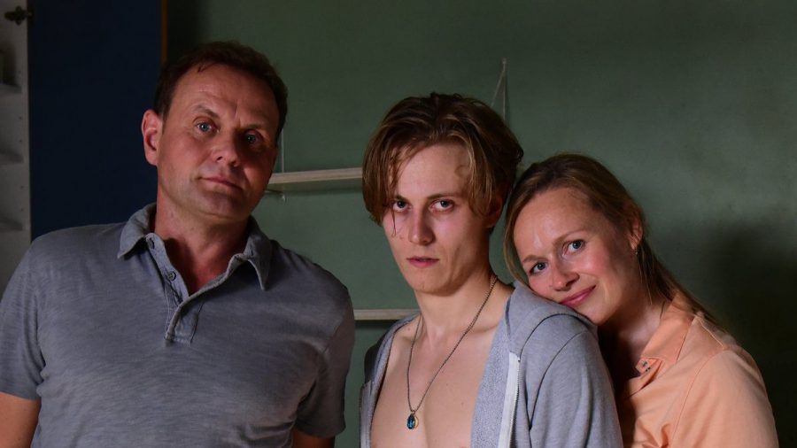 "Für immer Eltern": Niklas Wagner (Max Schimmelpfennig, M.) sucht bei seinen Eltern Michael (Devid Striesow) und Anja (Anja Schneider) Unterschlupf. (cg/spot)