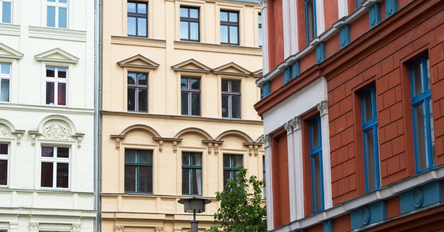Ach wie schön die Kastenfenster. Oder etwa nicht? In Altbauten darf es durchaus auch mal zugig sein. Mieter können undichte Fenster jedenfalls nicht als Mangel geltend machen.