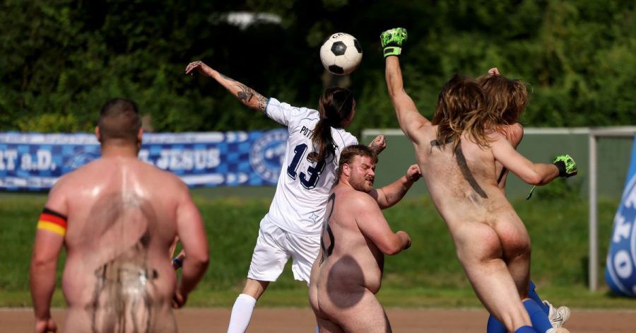 Spieler der Fußball-NACKTionalmannschaft kämpfen ohne Trikots gegen das Team der Pottoriginale (weiße Trikots) um den Ball.