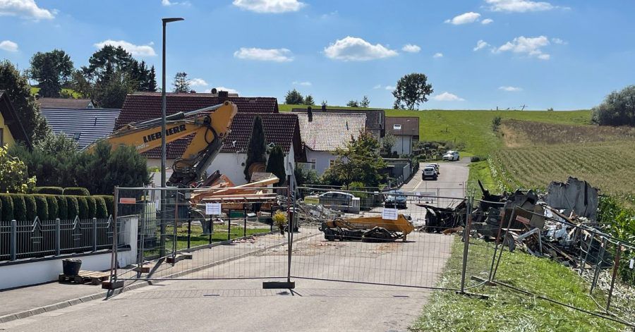 Zwischen der Explosion einer Doppelhaushälfte in Bayern am Donnerstag und einem Brand in einer leerstehenden Wohnung in Sachsen vermuten die Ermittler einen Zusammenhang.