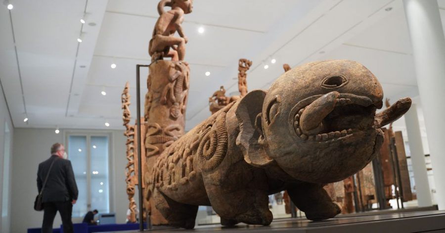 Eine Trommel aus Kamerun, die die Form eines Fantasietieres hat, ist im Humboldt Forum ausgestellt.
