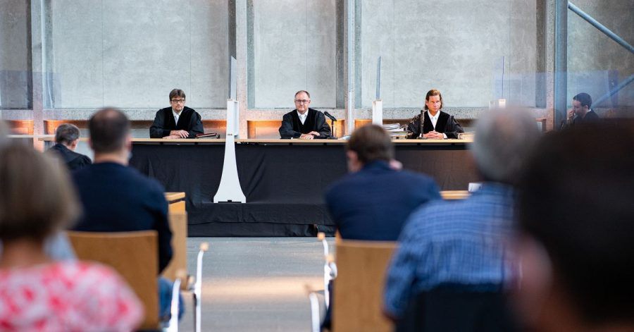Der Vorsitzende Richter Johannes Wieseler (M) und seine Kollegen Volker Messing (l) und Dirk Pelzer sitzen zu Beginn der Berufungsverhandlung zu den Schadensersatzforderungen der Hinterbliebenen des Germanwings-Absturzes 2015 in der Lobby des Oberlandesgerichtes.