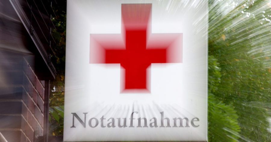 Ein Schild «Notaufnahme» mit einem roten Kreuz hängt an einem Krankenhaus in Hannover. Viele Pflegekräfte erleben laut Studien Gewalt im Krankenhaus.