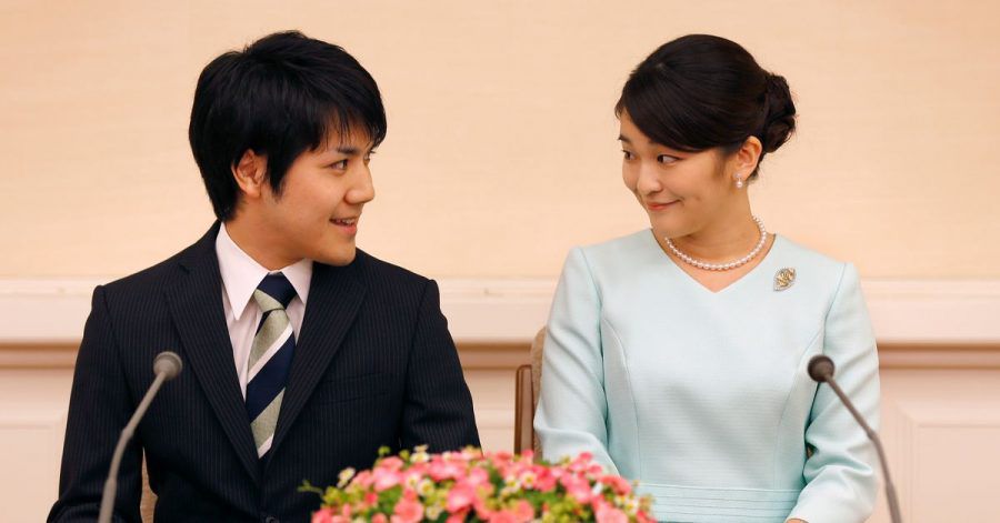 Die japanische Prinzessin Mako (r) und ihr Studienfreund Kei Komuro geben auf einer Pressekonferenz ihre Verlobung bekannt.
