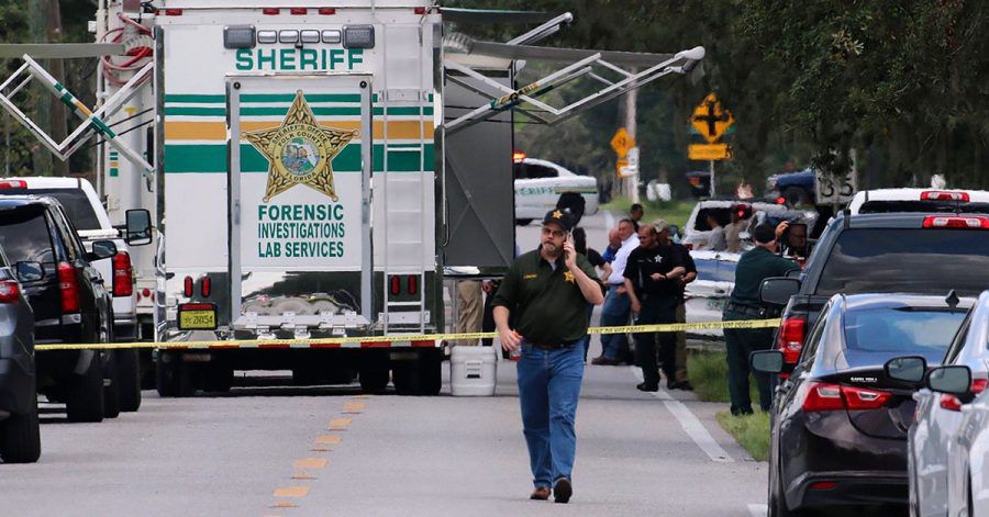 Kriminalbeamte im US-Bundesstaat Florida untersuchen nach einer Schießerei mit mehreren Toten den Tatort.