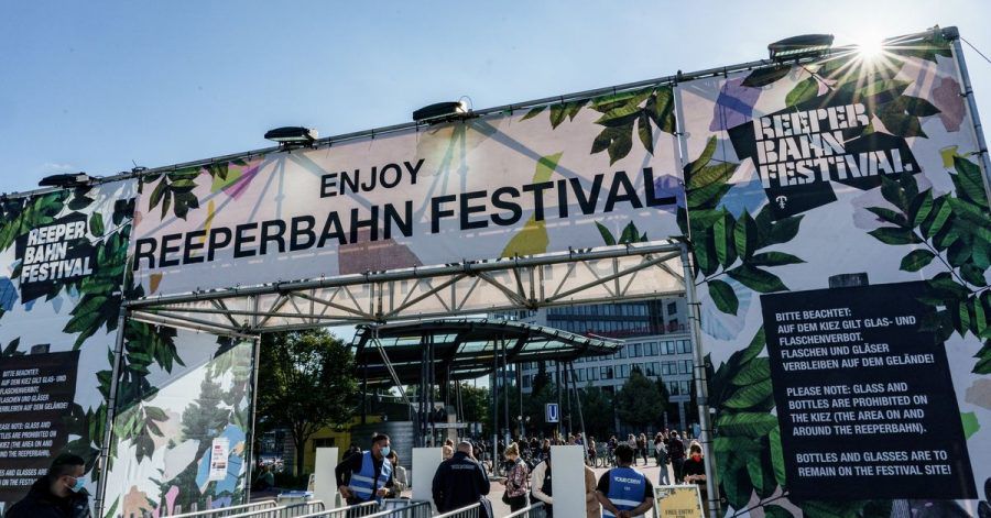 Besucher des Reeperbahn Festivals ckecken mit einem QR-Code ein.