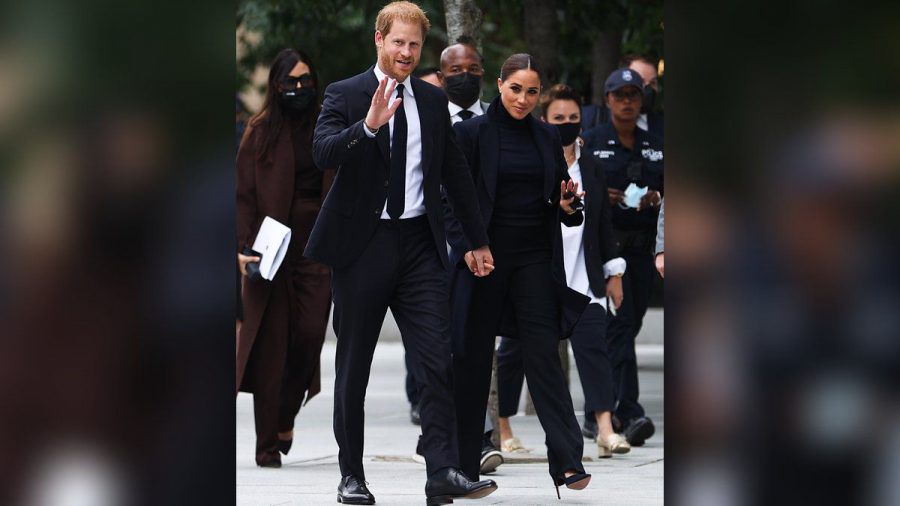 Prinz Harry und Herzogin Meghan vor dem One World Trade Center, in dem das One World Observatory untergebracht ist. (ili/spot)