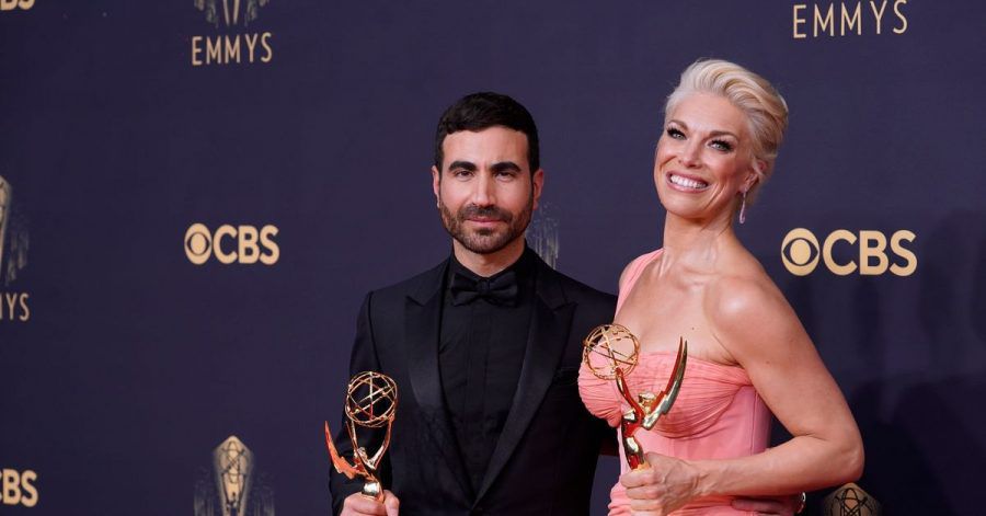 Der britische Schauspieler Brett Goldstein und die britische Schauspielerin Hannah Waddingham posieren auf dem roten Teppich der 73. Emmy Awards in Los Angeles.