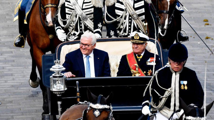 König Carl Gustaf und Frank-Walter Steinmeier fahren mit der Kutsche durch Stockholm. (ili/spot)