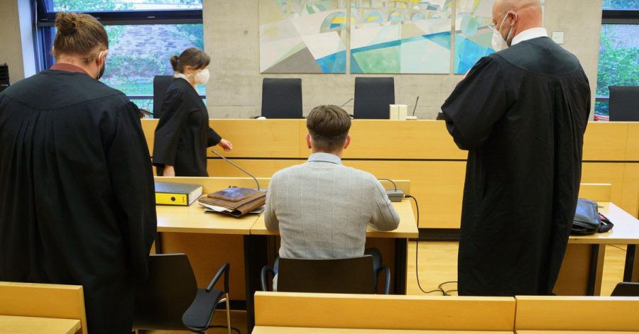 Der angeklagte Raser zu Prozessbeginn im Würzburger Landgericht.