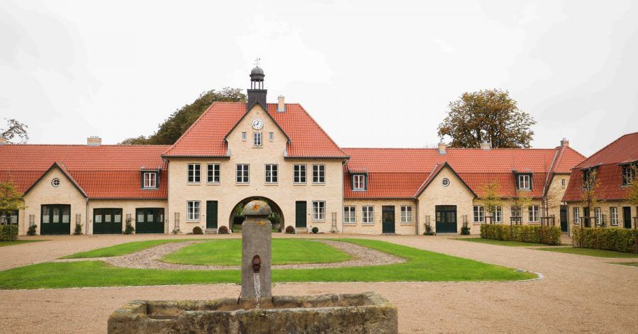 Blick auf das Torhaus auf Gut Immenhof. Das als Filmkulisse bekannten Gut Immenhof öffnet ab dem 1. Oktober 2021 als Hotel.