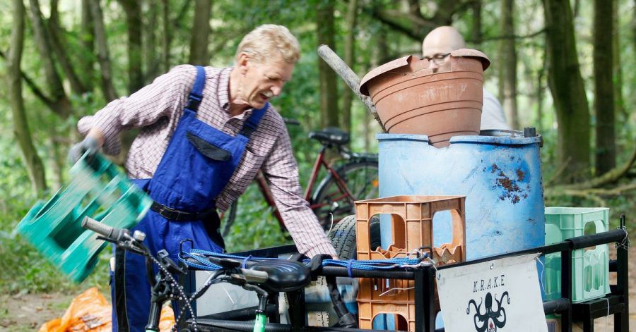 Ein freiwilliger Müllsucher lädt den am Rhein gefundenen Müll auf ein Lastenrad. Rund 50.000 Helfer in sieben europäischen Ländern sollen das Ufer des Rheins und seiner Nebenflüsse säubern.