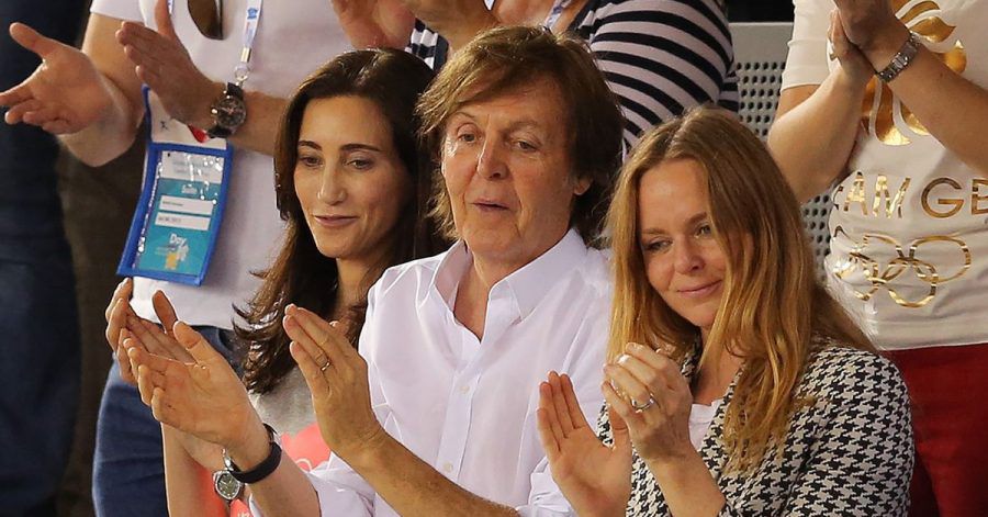 Paul McCartney (M) applaudiert mit seiner Frau Nancy Shevell und seiner Tochter Stella (r). (Archivbild)