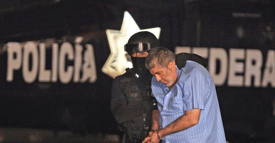 Vicente Carrillo Fuentes alias «El Viceroy» wird von einem Polizisten abgeführt (2014).