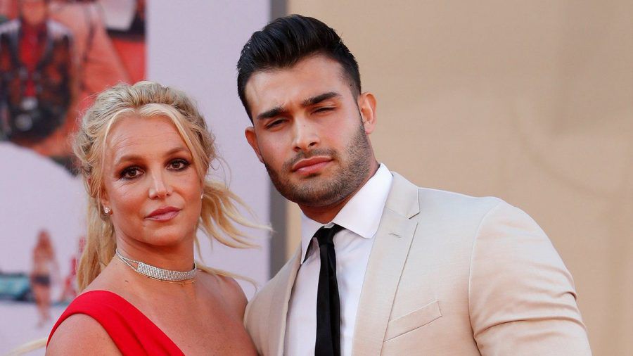 Britney Spears mit ihrem Verlobten Sam Asghari (wag/spot)