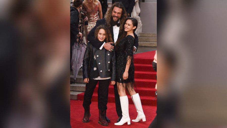 Jason Momoa mit seinen Kindern Nakoa-Wolf und Lola bei der Premiere von "Keine Zeit zu sterben" in London. (aha/spot)