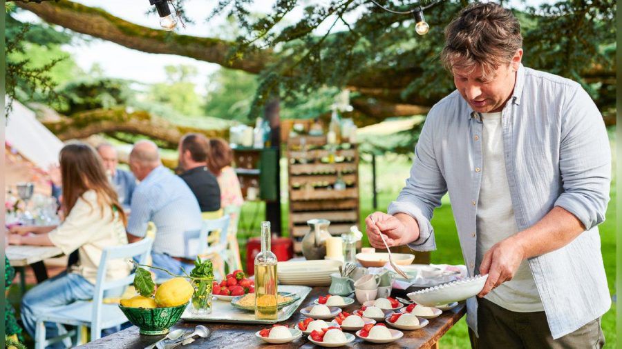 Jamie Oliver verwöhnt seine Lieben in der neuen Koch-Show "Jamie Oliver: Together - Alle an einem Tisch". (mia/spot)