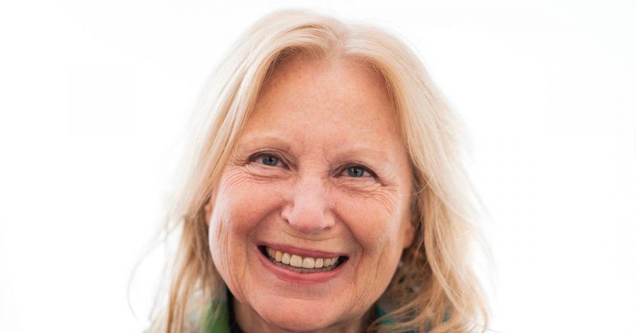 Maren Kroymann, Schauspielerin, Kabarettistin und Sängerin, lächelt vor der offiziellen Verleihung der Carl-Zuckmayer-Medaille.