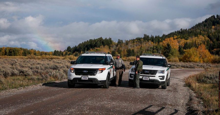 Beamte der U.S. Park Ranger blockieren den Zugang für Fahrzeuge östlich des Grand Teton National Park in Wyoming.
