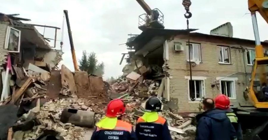 Das Standbild aus einem Video des russischen Katastrophenschutzministeriums zeigt Rettungskräfte vor einem nach einer Gasexplosion zerstörten zweistöckigen Wohnhaus.