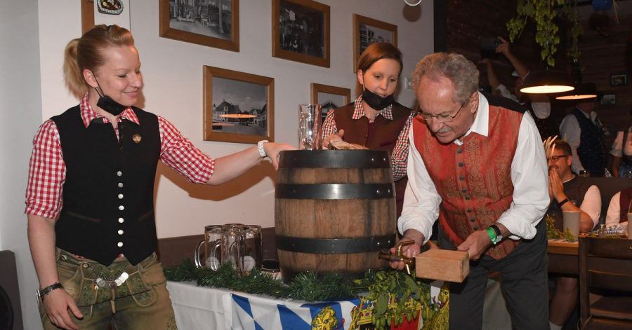 Zwei Schläge braucht Christian Ude beim Fassanstich im Schiller Bräu.