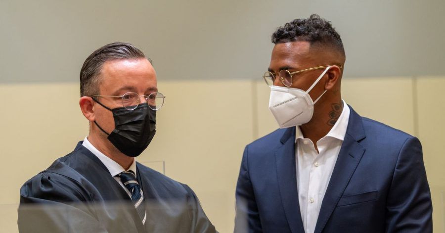 Der Fußball-Profi und ehemalige Nationalspieler Jérôme Boateng (r) im Amtsgericht München mit seinem Anwalt Kai Walden.