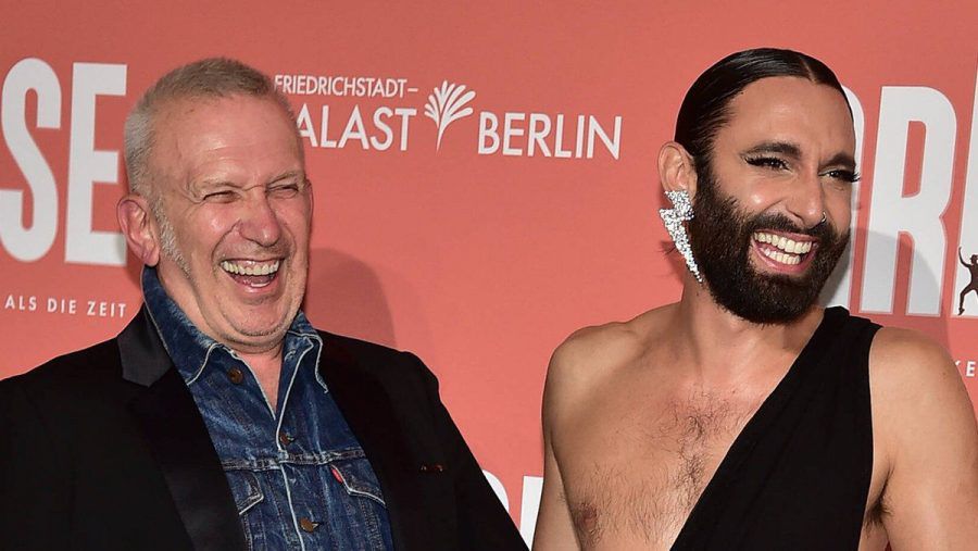 Jean Paul Gaultier und Conchita Wurst amüsieren sich auf dem roten Teppich in Berlin. (ili/spot)