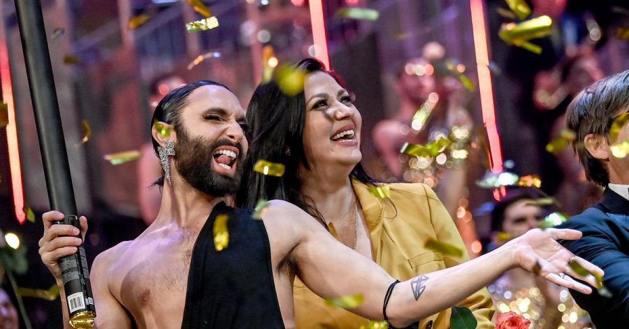 Conchita Wurst (l) feiert Jasmin Shakeri nach der Premiere der neuen Show «Arise», in den Friedrichstadt-Palast.