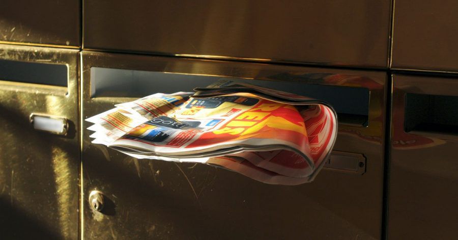 Wurfsendungen in einem Briefkasten.