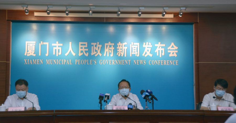 Auf einer Pressekonferenz der örtlichen Behörden in Xiamen werden die neuen Maßnahmen vorgestellt.