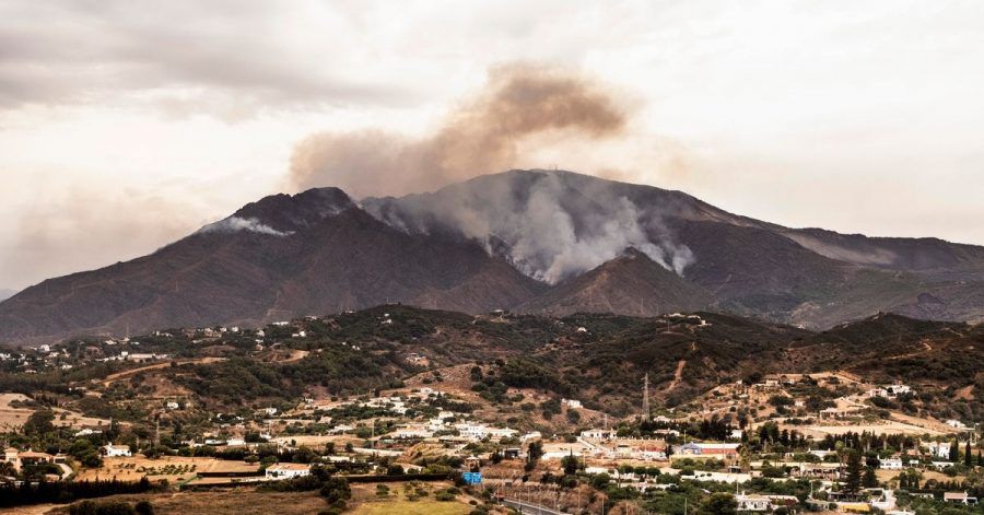 Rauch steigt in der Nähe des Örtchens Jubrique in der Provinz Málaga auf.