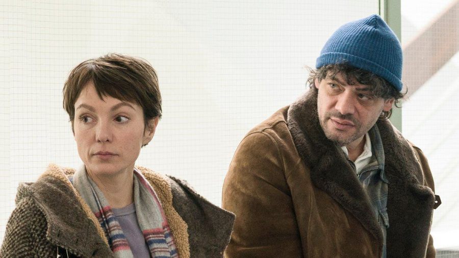 "Auf dünnem Eis": Ira (Julia Koschitz) begleitet Konrad (Carlo Ljubek) bei seinen Behördengängen und wartet mit ihm auf dem Gang im Sozialamt. (cg/spot)
