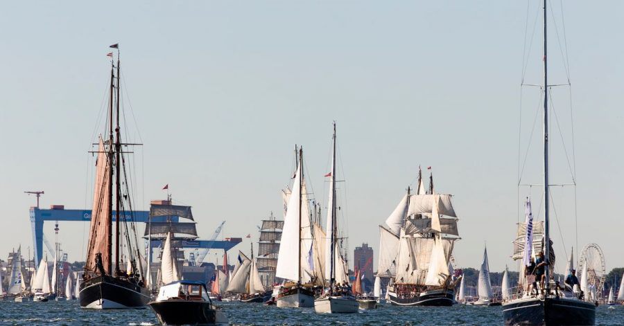 Traditionssegler liegen während der Windjammerparade 2019 in der Kieler Förde auf Kurs.