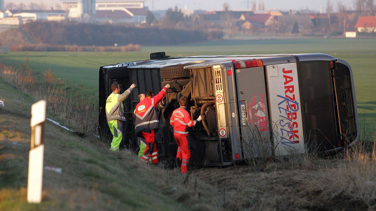 Wenn der Reisebus umkippt kann er schnell zur Falle werden