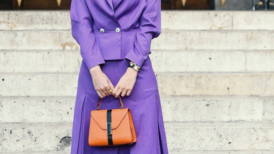 Auch zum femininen Business-Look lassen sich die trendigen Statement-Handtaschen stylen. (eee/spot)
